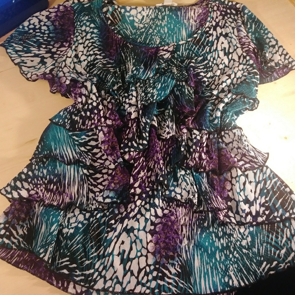Short sleeve ribbed ruffle frount blouse